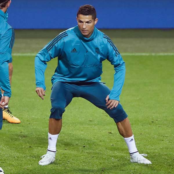 CR7 Trains in Signature Chapter - SoccerBible