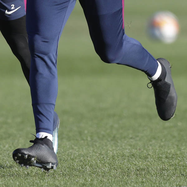 Posters mass select Kevin De Bruyne Trains In Unreleased Nike Blackout Boots - SoccerBible