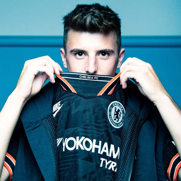 Chelsea F.C. Mason Mount Autographed Blue Nike Jersey Size XL in